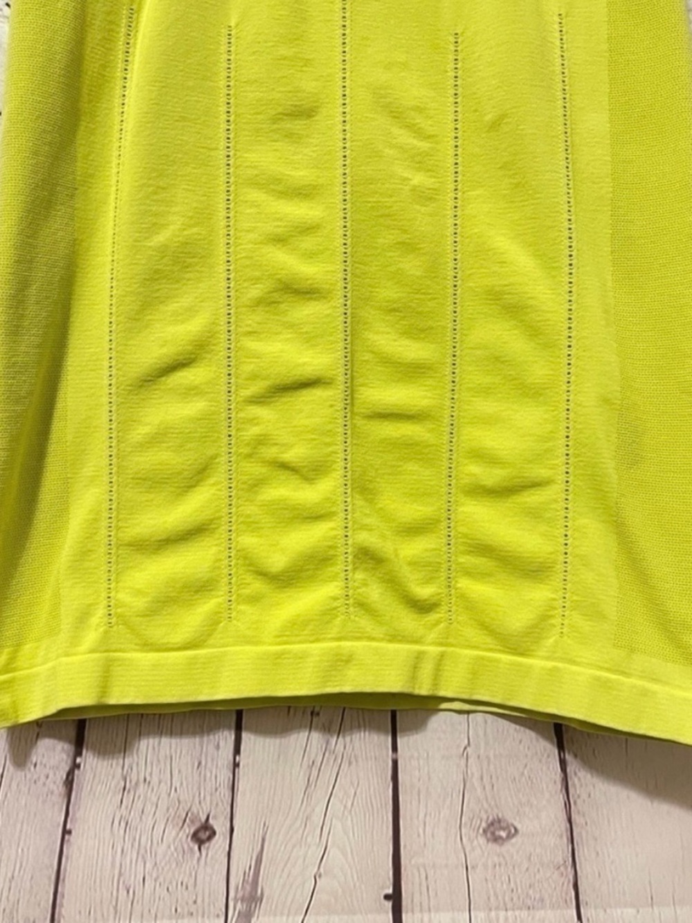 Fabletics Seamless Active Delta Tank Medium Racerback - Picture 3 of 6